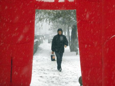 12月3日，在吉林省吉林市街頭，行人冒雪出行。