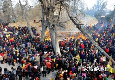 大批香客聚集在河南省淮陽縣太昊陵區(qū)，焚香祭奠中華人文始祖太昊伏羲氏（2010年3月17日攝）。中原地區(qū)是華夏文明的發(fā)源地，伏羲、黃帝、炎帝、大禹等中華人文始祖都在這里留下遺跡。春節(jié)期間，當(dāng)?shù)匕傩斩紩ヒ恍﹤鹘y(tǒng)古廟參加祭拜大典，通過祭祀來祈求和報答先祖的庇護(hù)和保佑。