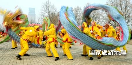  在鄭州市舉辦的一個元宵節(jié)舞龍大賽上，一支舞龍隊在表演高難度動作（2011年2月16日攝）。元宵節(jié)，除了觀賞花燈外，最熱鬧的活動當(dāng)屬傳統(tǒng)民俗表演。在中原地區(qū)，從正月十三開始，各地都要連續(xù)數(shù)日舉辦各種大型文藝表演活動。