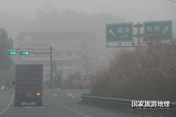 冬日回暖 2月2日霧霾卷土重來 再度侵襲江南杭州等地，攝于臨安