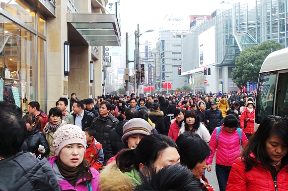 上午9點后至傍晚，黃浦江兩岸的南京路、外灘、東方明珠塔等景點一直是人流如潮。