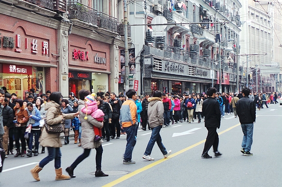 上午9點后至傍晚，黃浦江兩岸的南京路、外灘、東方明珠塔等景點一直是人流如潮。