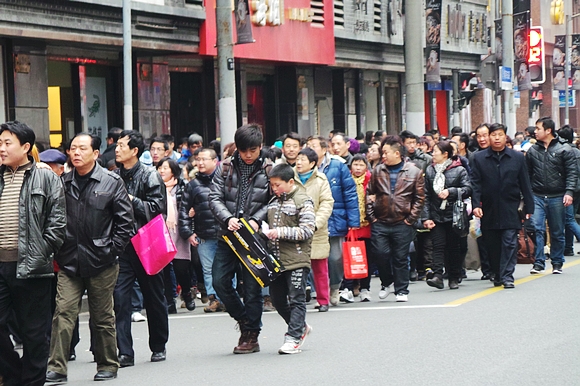 上午9點后至傍晚，黃浦江兩岸的南京路、外灘、東方明珠塔等景點一直是人流如潮。