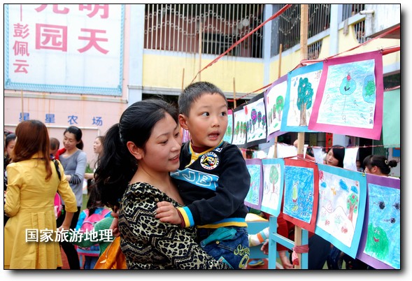 4月27日，婺源縣星星幼兒園的小朋友們在家長的陪同下在挑選愛心義賣的作品。