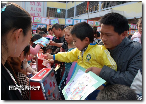 4月27日，婺源縣星星幼兒園的小朋友們在家長的陪同下將愛心義賣的錢進行募捐。