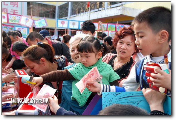 4月27日，婺源縣星星幼兒園的小朋友們在家長的陪同下將愛心義賣的錢進行募捐。