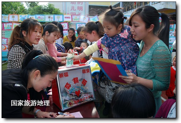 4月27日，婺源縣星星幼兒園的小朋友們在家長的陪同下將愛心義賣的錢進行募捐。