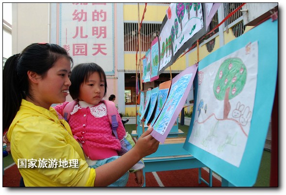 4月27日，婺源縣星星幼兒園的小朋友們在家長的陪同下在挑選愛心義賣的作品。