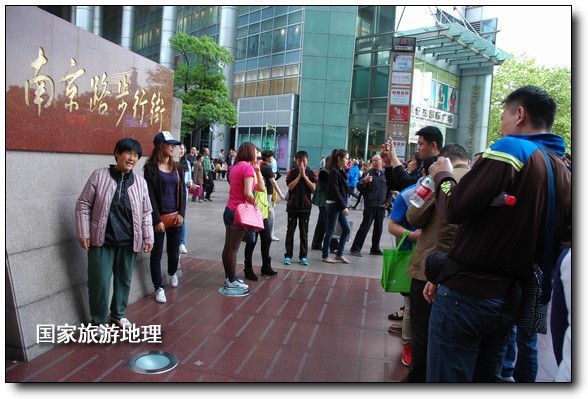 五一小長假，上海市天氣適宜出游，各主要旅游景區(qū)（點）迎來了大批市民和游客，尤其是南京路步行街成了中外游客爭相游玩的好去處