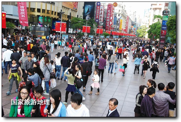 五一小長假，上海市天氣適宜出游，各主要旅游景區(qū)（點）迎來了大批市民和游客，尤其是南京路步行街成了中外游客爭相游玩的好去處