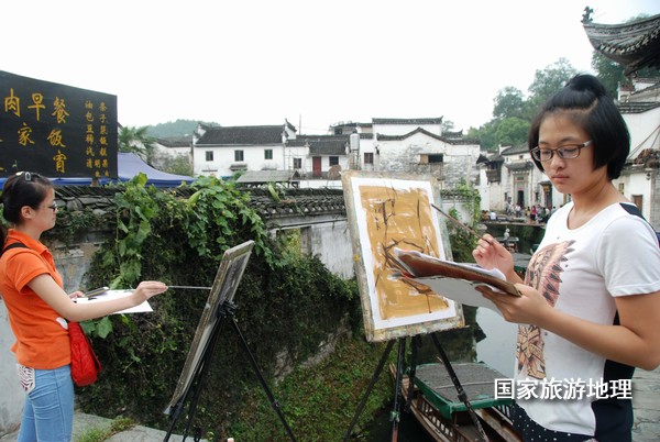 　　9月13日，座落在婺源縣秋口鎮(zhèn)李坑村“小橋、流水、人家”創(chuàng)作寫生基地的李坑章文灑店農(nóng)家樂。