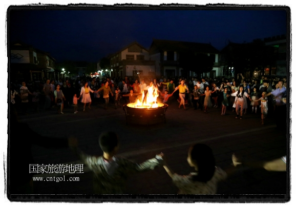 甘肅平?jīng)鍪嗅轻脊沛?zhèn)舉辦了篝火晚會(huì)，1000余名市民參與其中，大家載歌載舞，在歡快熱鬧的氣氛中為每一位父親送祝福。父親節(jié)（Father's Day），顧名思義是感恩父親的節(jié)日。約始于二十世紀(jì)初，起源于美國，現(xiàn)已廣泛流傳于世界各地，節(jié)日日期因地域而存在差異。